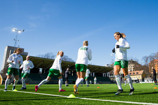 Hammarbys  spelare värmer upp