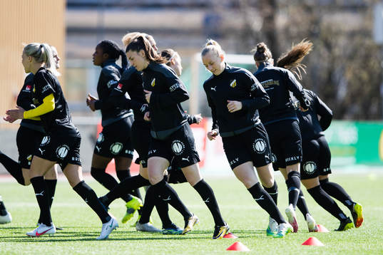 Häckens  spelare värmer upp