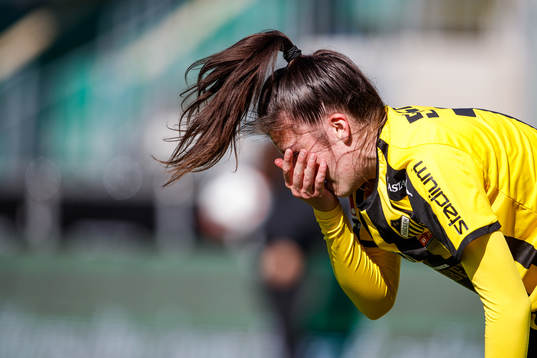 Häckens Anna Julia Csiki har ont