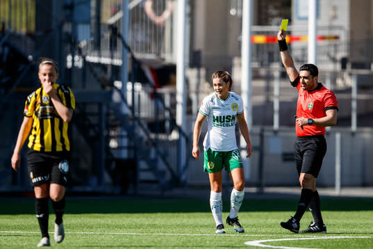 Hammarbys Hanna Folkesson får ett gult kort av domare Paul