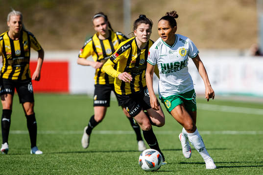 Häckens Anna Julia Csiki och Hammarbys Madelen Janogy