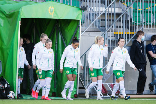 Hammarbys sperare gör entré innan fotbollsmatchen i