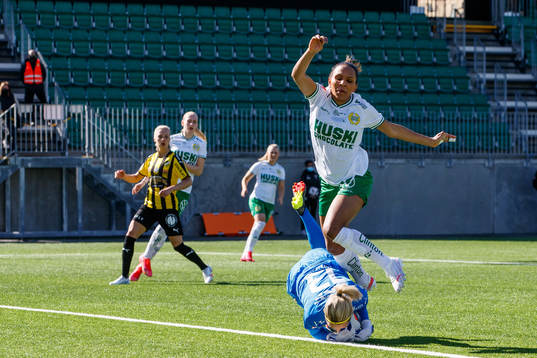 Häckens målvakt Jennifer Falkoch Hammarbys Madelen Janogy