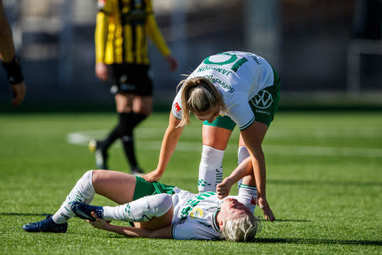 Hammarbys Emilia Larsson har ont