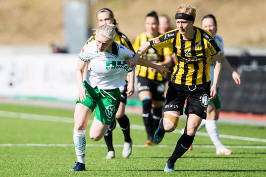 Hammarbys Emilia Larsson och Häckens Luna Nörgaard Gevitz