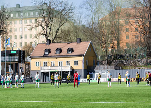 En tyst minut innan avspark av fotbollsmatchen i