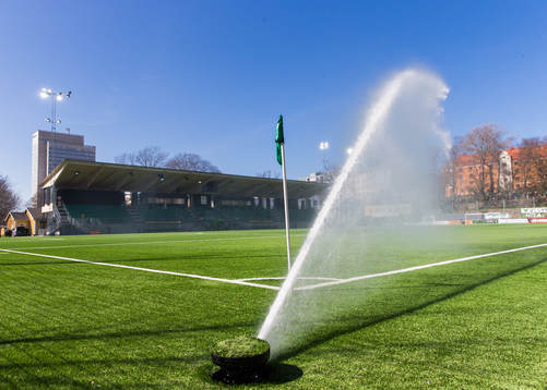 Planen på Hammarby IP vattnas innan
