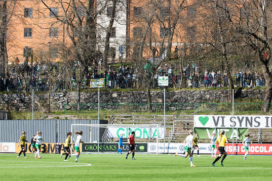 Supportrar till Hammarbys utanför arenan