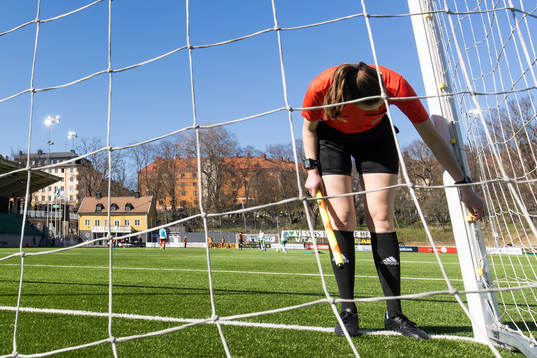 Linjedomaren kontollerar nätet innan andra halvlek av