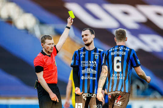 Sirius Adam Hellborg får en varning av Domare Fredrik
