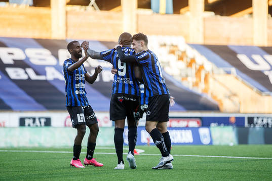 Sirius Christian Kouakou jublar tillsammans me Mohammed