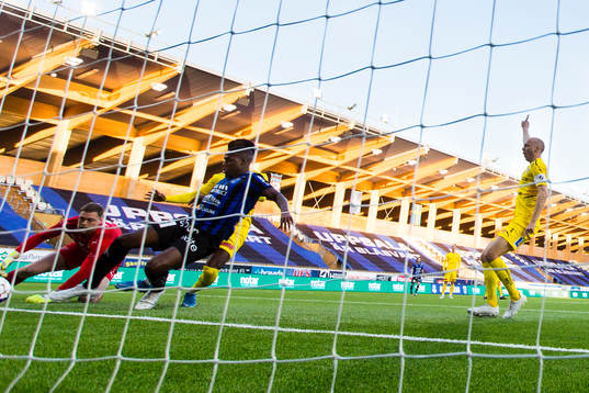 Sirius Christian Kouakou gör 1-0 bakom Halmstads målvakt