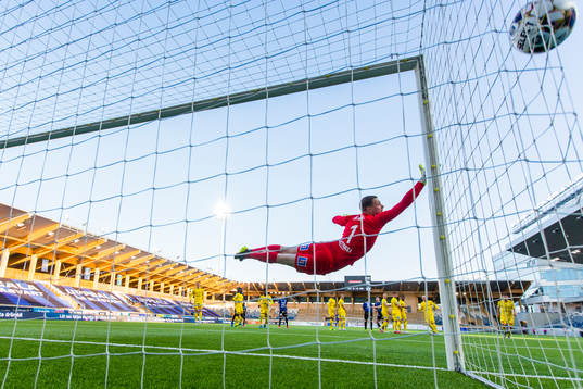 Halmstads målvakt Malkolm Nilsson Säfqvist sträcker ut