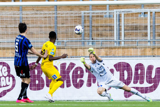 Sirius målvakt David Mitov Nilsson med en räddning