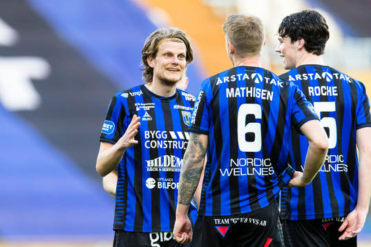 Sirius Tim Björkström jublar med lagkamrater