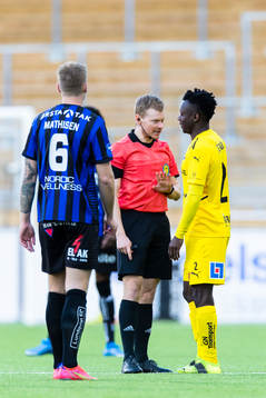 Domare Fredrik Klitte diskuterar med Halmstads Thomas Boakye