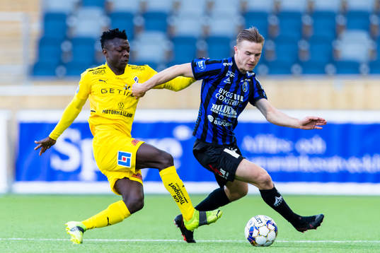 Sirius Jacob Ortmark jagas av Halmstads Thomas Boakye