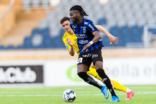 Sirius Joseph Colley i kamp om bollen med Halmstads Markus