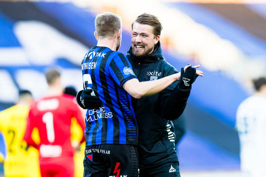 Sirius assisterande tränare Theodor Olsson omfamnar Marcus