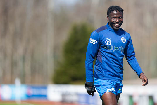 Värnamos Alhassan A Haestad Kamara värmer upp