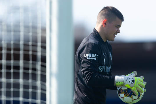 Värnamos målvakt Filip Eriksson värmer upp