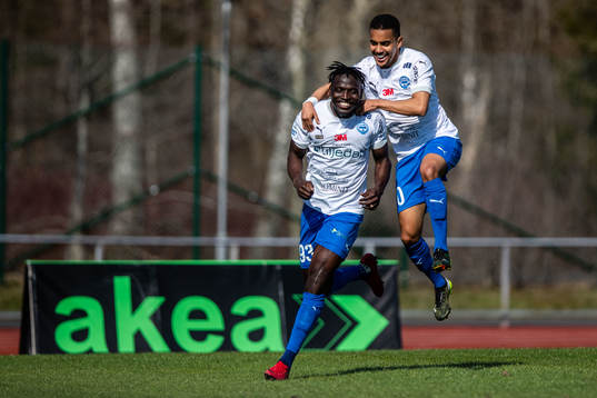 Värnamos Alhassan A Haestad Kamara jublar