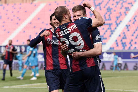 Bolognas Mattias Svanberg jublar