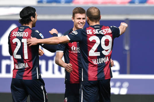 Bolognas Mattias Svanberg jublar