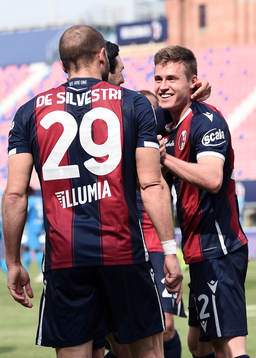 Bolognas Mattias Svanberg jublar