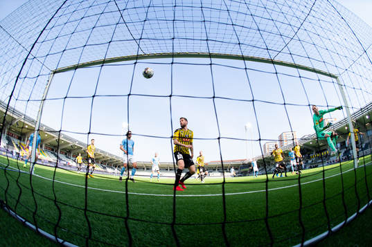 Häckens Joona Toivio och målvakt Pontus Dahlberg ser en