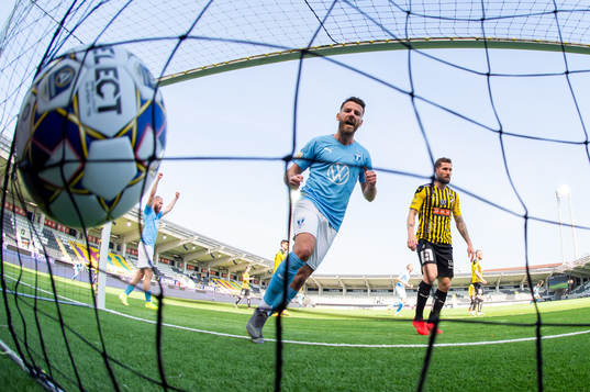 Malmö FFs Erdal Rakip jublar och Häckens Joona Toivio