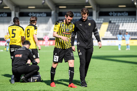 Häckens Joona Toivio får hjälp av planen