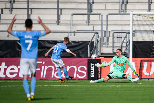 Malmö FFs Anders Christiansen missar en målchans framför