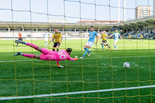 Häckens Benie Adama Traore gör 1-2 bakom Malmö FFs