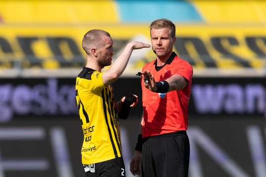 Häckens Rasmus Lindgren pratar med domare Glenn Nyberg