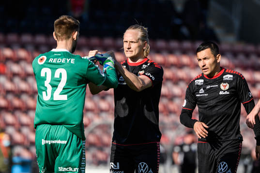 Kalmars målvakt Lucas Hägg Johansson och Henrik Löfkvist