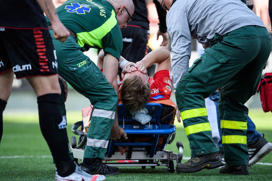 Degerfors Villiam Dahlström bärs ut på bår