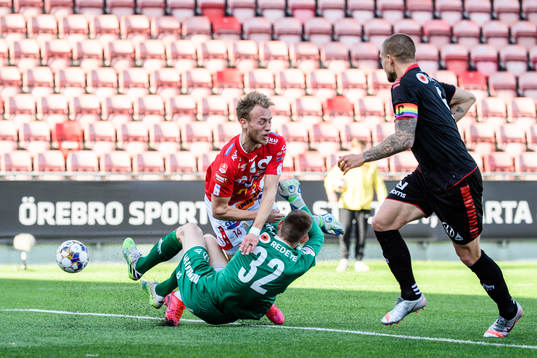 Degerfors Villiam Dahlström kolliderar med Kalmars