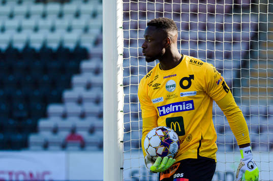 Degerfors målvakt Ismael Diawara deppar