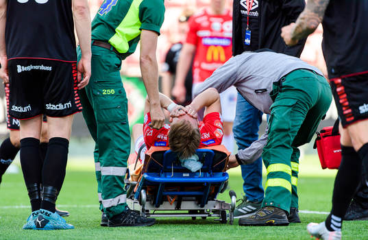 Degerfors Villiam Dahlström bärs ut på bår