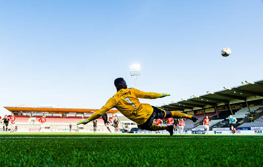 Degerfors målvakt Ismael Diawara ser på när Kalmars