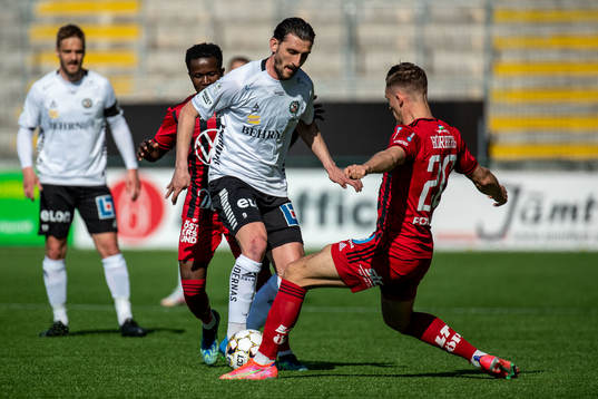Örebros Agon Mehmeti och Östersunds Felix Hörberg