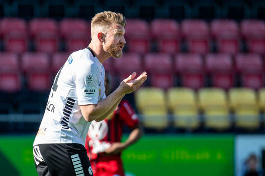Örebros Michael Almebäck deppar