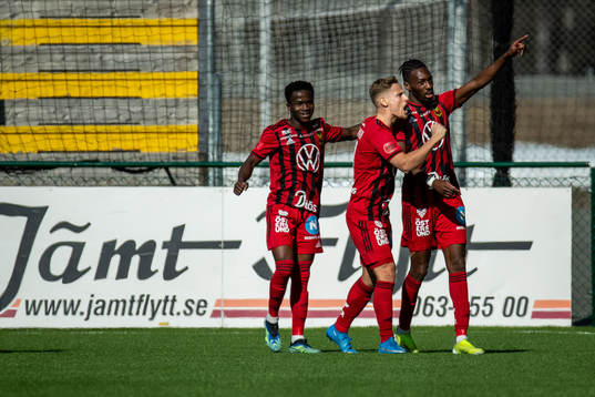 Östersunds Blair Turgott jublar med lagkamrater