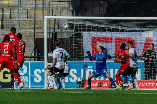 Östersunds Noah Sonko Sundberg gör 1-0 bakom Örebros