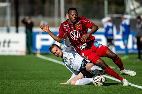 Örebros Johan Mårtensson och Östersunds Patrick Kpozo