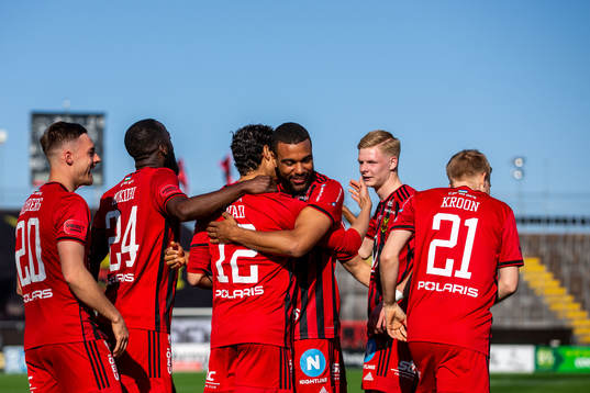 Östersunds Ahmed Awad jublar med lagkamrater