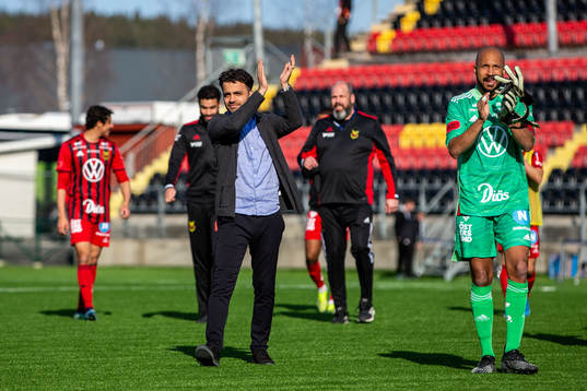 Östersunds tränare Amir Azrafshan och målvakt Aly Keita