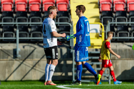 Örebros Michael Almebäck och målvakt Bobby Allain deppar