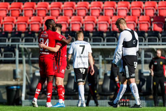 Östersunds Ronald Mukiibi jublar med Nikolaos Dosis